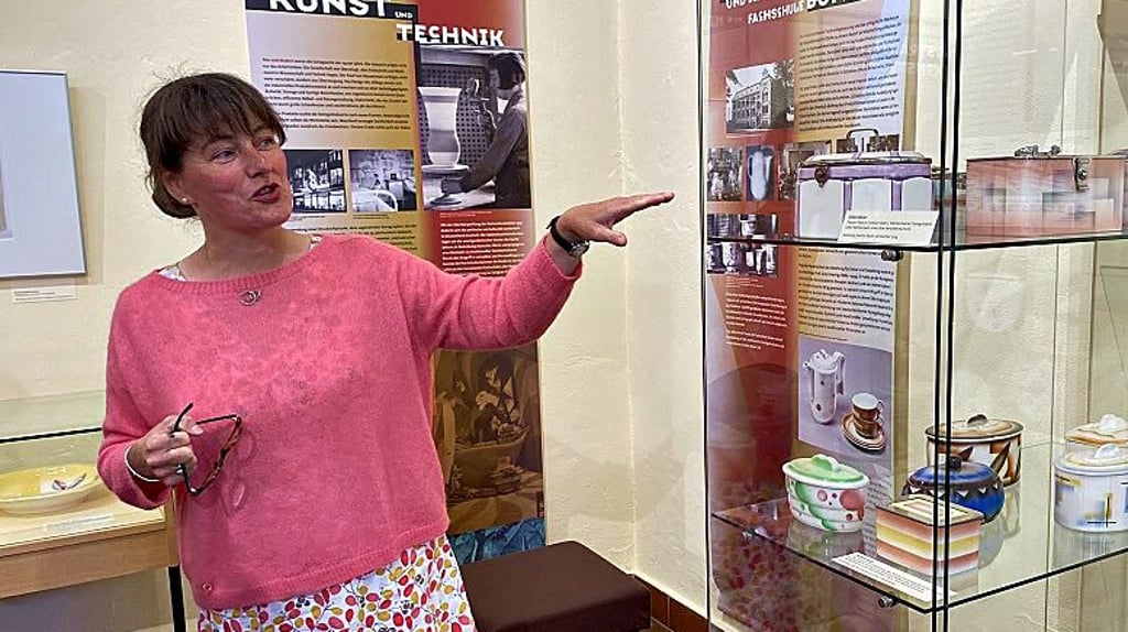 Judith Vater eröffnete die Sonderausstellung mit kunstvollem Alltagsgeschirr aus den 1920 er und 30er Jahren