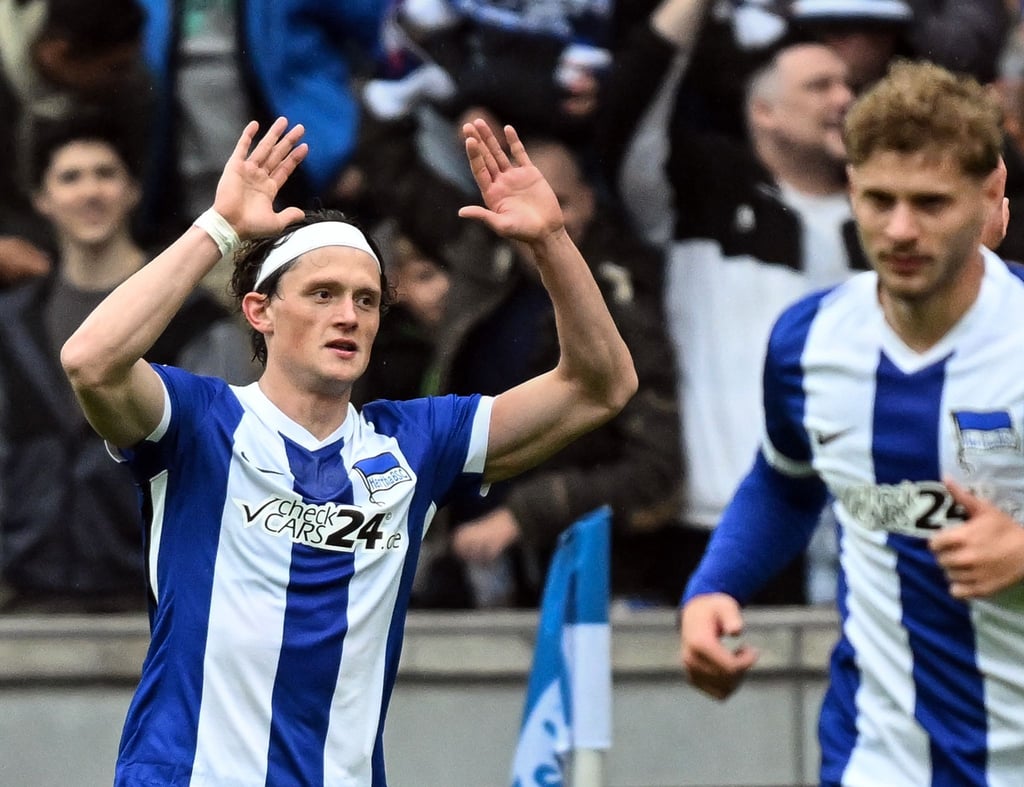 Herthas Fabian Reese (l) gab erst seine Vertragsverlängerung bekannt und erzielte dann den Ausgleich für die Berliner.