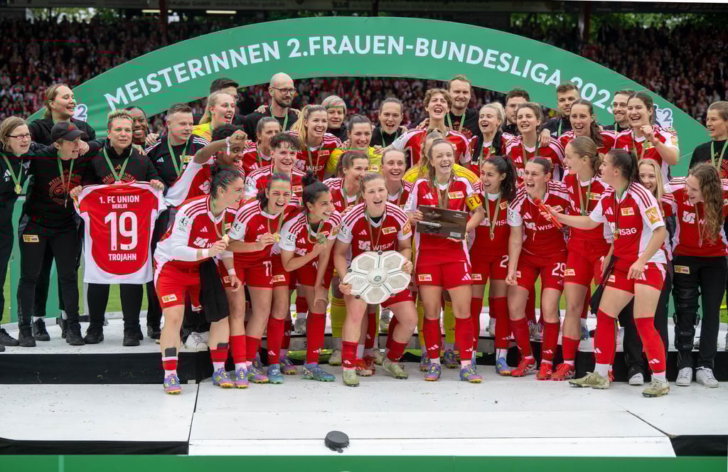 Zum Aufstieg gab es für Union Berlin noch die Meisterschale dazu.