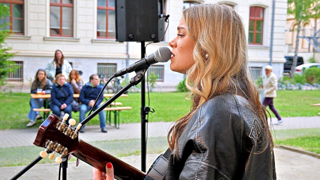 Hanna Rautzenberg gibt auf dem Schulhof des Stephaneums ein Schulhofkonzert.