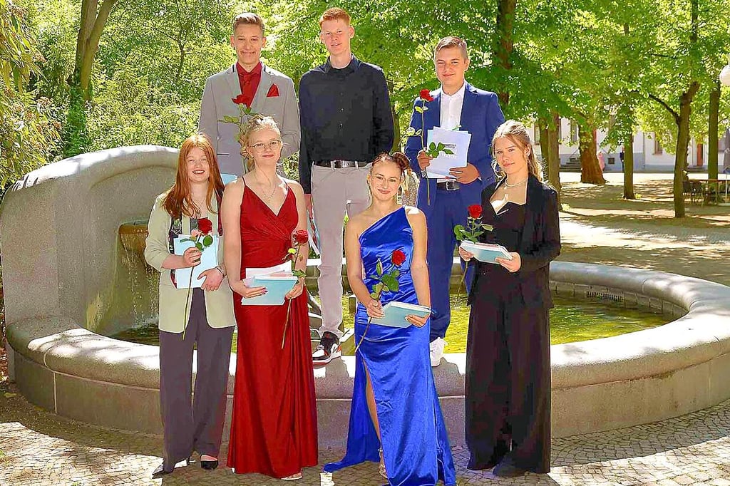 Diese jungen Frauen und Männer der Klasse 8a der Maxim-Gorki-Schule feierten am Samstag ihre Jugendweihe im Tolbergsaal in Bad Salzelmen.