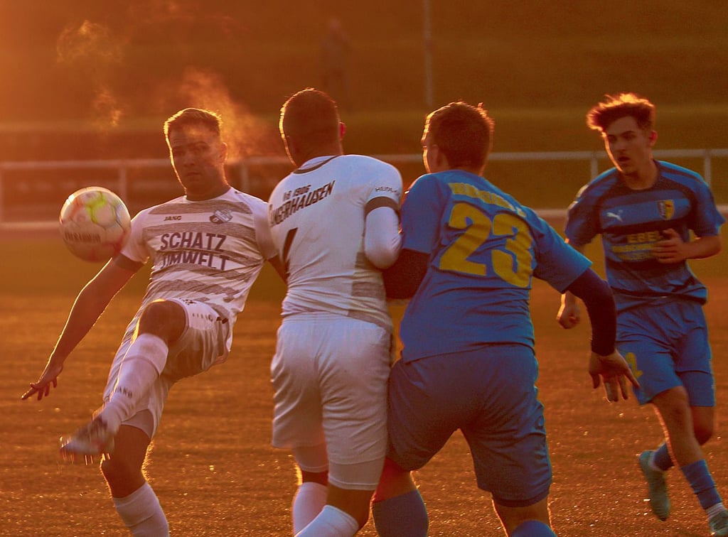 Sangerhausen (weiß) schaffte im direkten Duell gegen den Haldensleber SC mit einem 3:0-Sieg den benötigten Befreiungsschlag.