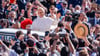 Bad in der Menge: Papst Leo.