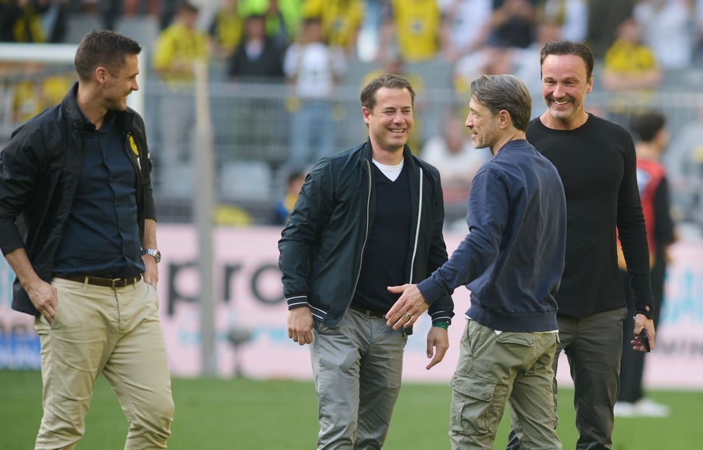 BVB-Trainer Niko Kovac (2. von rechts) erhielt viel Lob von Dortmunds Sportdirektor Sebastian Kehl (l) und Geschäftsführer Lars Ricken.