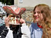 Fit für den Karneval in Venedig: Die 12-jährigen Celine und Lotta haben ihren Spaß mit der edlen Gesichtsverkleidung, die sie beim Flohmarkt des Generationennetzwerk in Barby entdeckt haben.