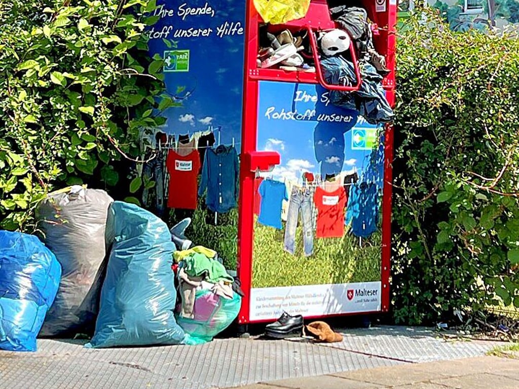Wieder quillen einige Altkleidercontainer in Bernburg über, so wie hier an der Stauffenbergstraße.