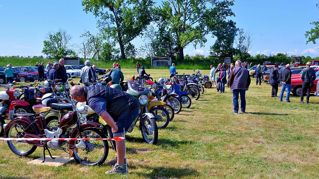 Sauber Aufgereiht stehen die Zweiradschätze beim Oldtimermeeting des Dodendorfer Heimatvereins.