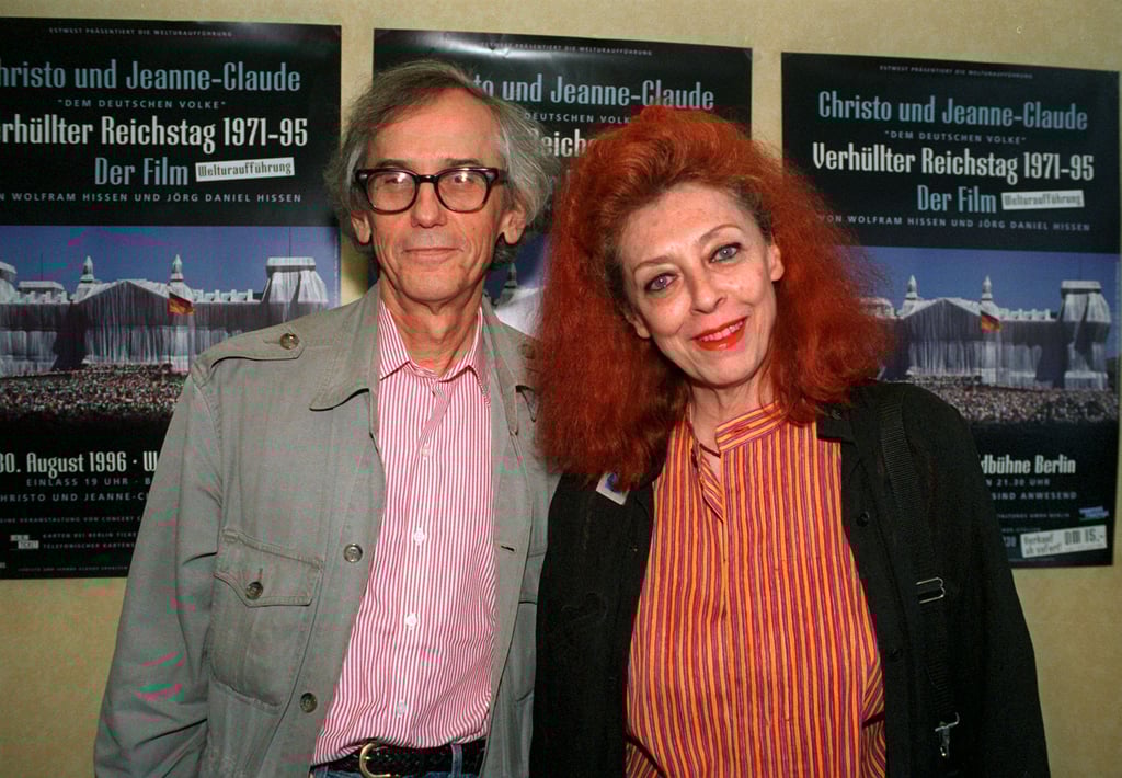 Das Künstlerpaar Christo und Jeanne-Claude sorgte 2025 für die spektakuläre Verhüllung des Reichstages in Berlin (Archivbild).
