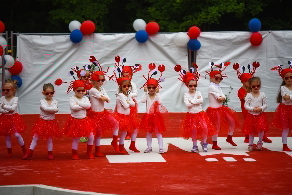 Wie süß! Zur Eröffnung der Merseburger Südparkbühne sorgten drei Tanzvereine für ein buntes Rahmenprogramm. Mit dabei waren auch die ganz kleinen Tänzerinnen.