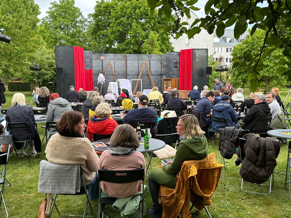 Beim Sommertheater vom Theater der Altmark ist Alfred Hitchcocks "Die 39 Stufen" im Klostergarten des Altmärkischen Museums zu sehen.