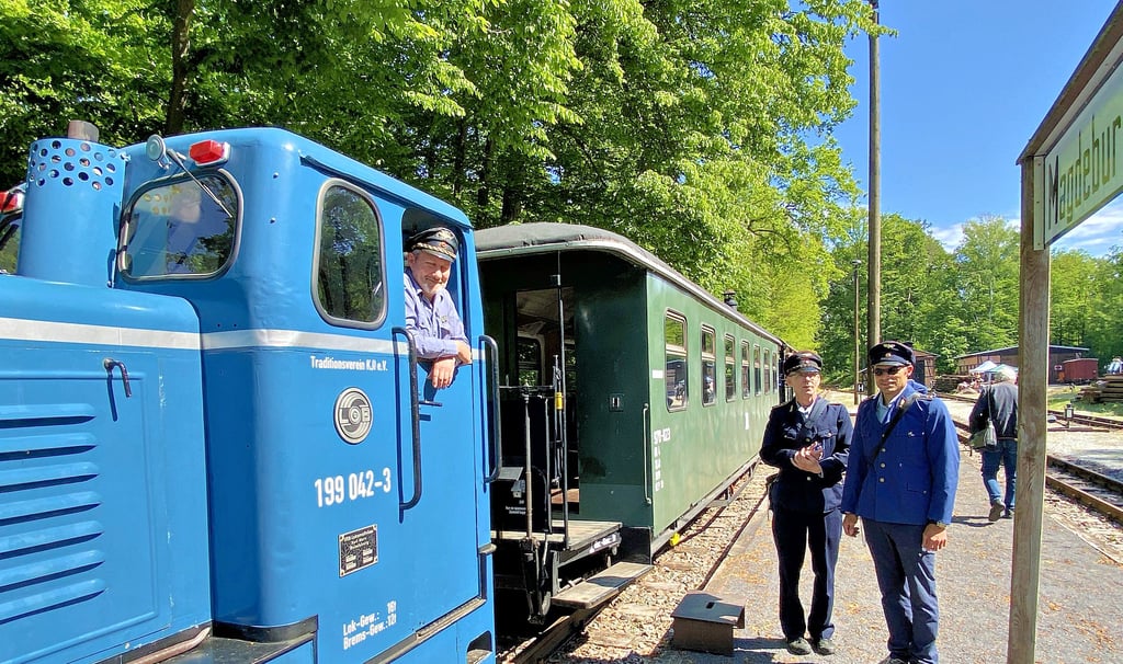 Die blaue Diesellok „199 042-3“ mit Zugführer Andreas Kube (l.) auf dem Bahnhof Magdeburgerforth. In zwei Waggons konnten die Gäste mitfahren.
