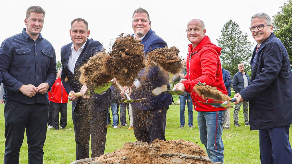 Landtagsabgeordneter Tim Tessmann, Barlebens Ortsbürgermeister Christopher Schulte, Gemeindebürgermeister Frank Nase, FSV-Vorstand Andreas Ibe und Innenstaatssekretär Klaus Zimmermann (von links) starten die Baumaßnahme rund um den Sportkomplex Am Anger in Barleben mit einem symbolischen ersten Spatenstich.
