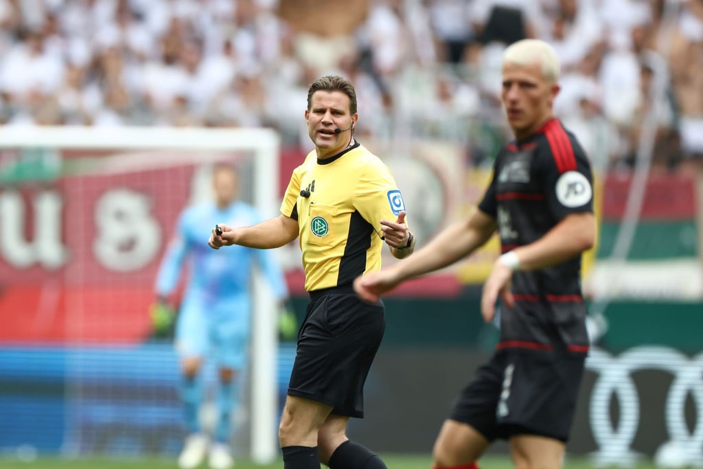 Felix Brych erklärt, wie er mit schwierigen Spielern umgeht.