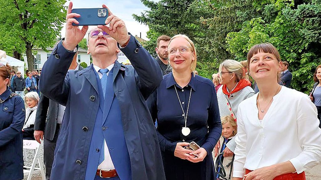 Ministerpräsident Reiner Haseloff - hier mit Kunststiftungsleiterin Manon Bursian (Mi) und Künstlerin Julia Scheicher - machte Erinnerungsfotos.