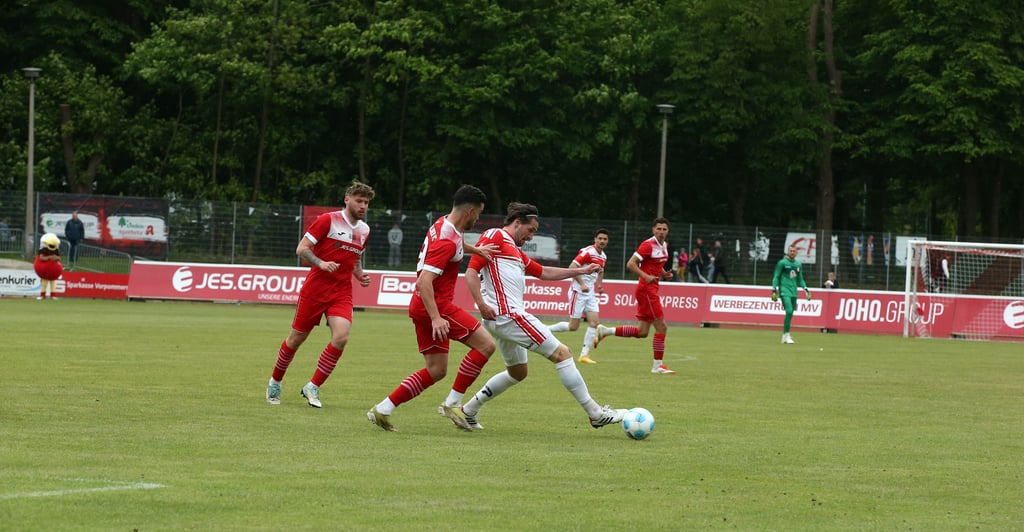 Für den HFC und Jonas Nietfeld (r.) war beim Greifswalder FC nichts zu holen. Der benötigte deutliche Sieg wurde mit einer Niederlage klar verpasst.