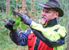 Gut geschützt bei Kontrollen im Wald: Revierförster Steffen Lieder aus Güsen mit dem Zweig einer Traubenkirsche. 