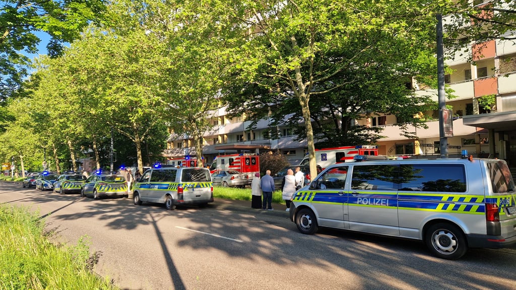 Bei einer Bluttat in Halle-Neustadt hat es drei Verletzte gegeben.