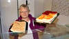 Katharina Günther mit ihrem Kuchensortiment. Der Konsum bietet aber natürlich noch einiges mehr. 