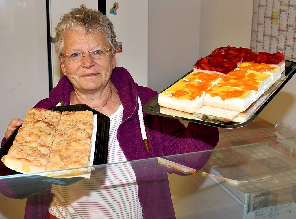 Katharina Günther mit ihrem Kuchensortiment. Der Konsum bietet aber natürlich noch einiges mehr.