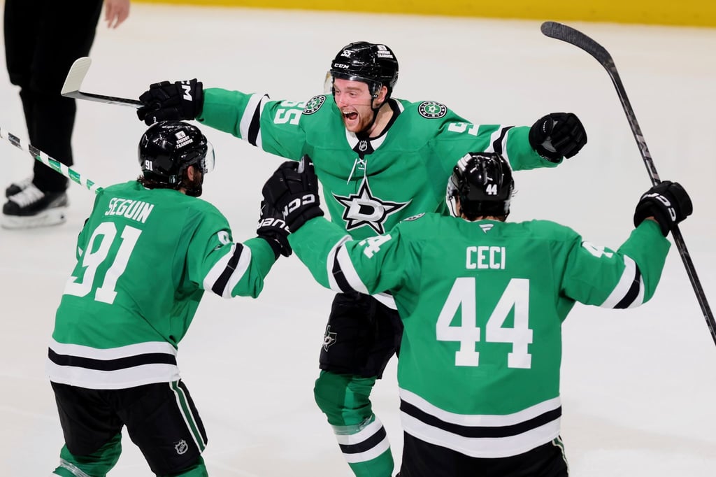 Thomas Harley (M) und die Dallas Stars bejubeln den Siegtreffer in der Verlängerung.