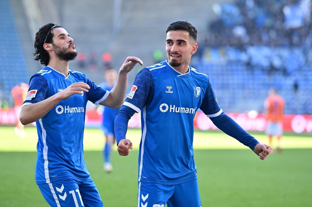 Mohammed El Hankouri (l) und Livan Burcu wurden vom 1. FC Magdeburg verabschiedet.