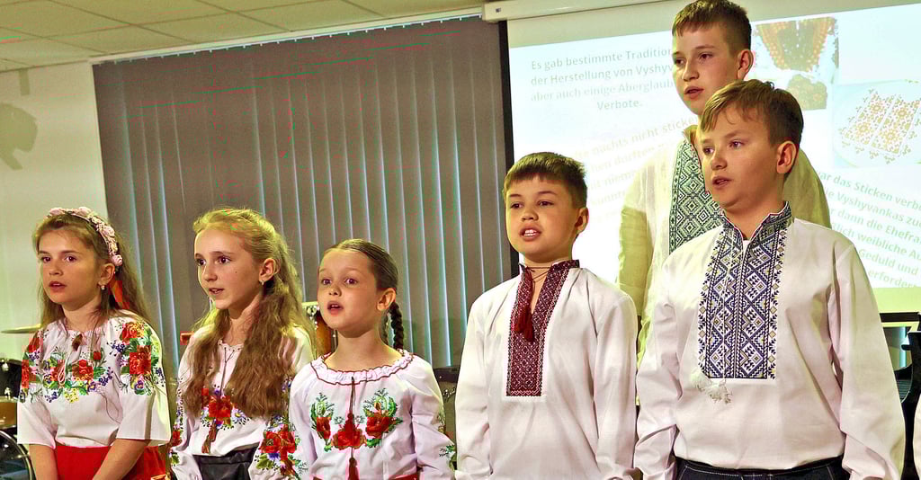 Der Kinderchor singt ukrainische Lieder – natürlich tragen auch die Jüngsten die bestickten Hemden und Blusen.