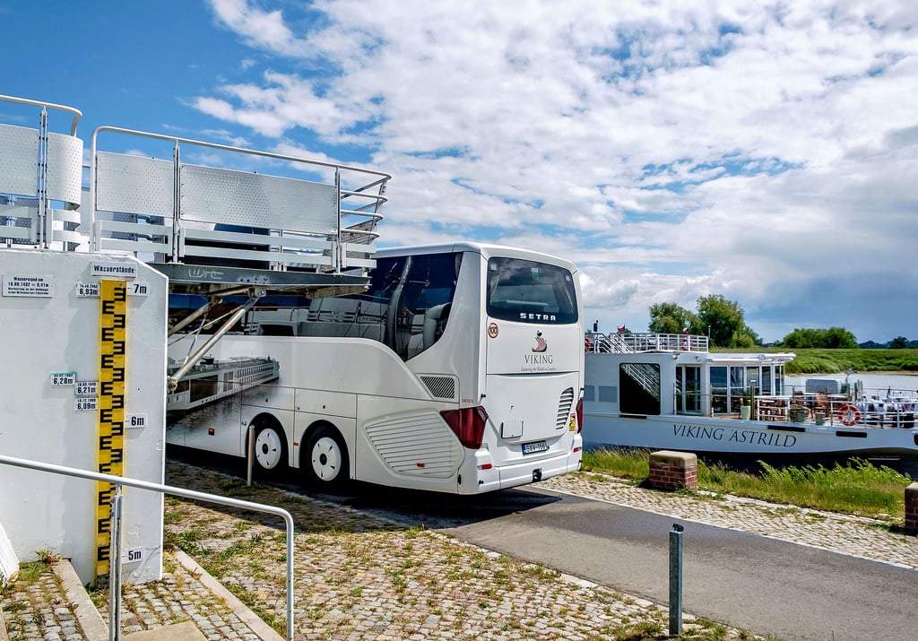 Dieser Pegel zeigt die Höchststände der Elbe. Der derzeitige Tiefststand bremst auch die Tourismusschiffe aus.