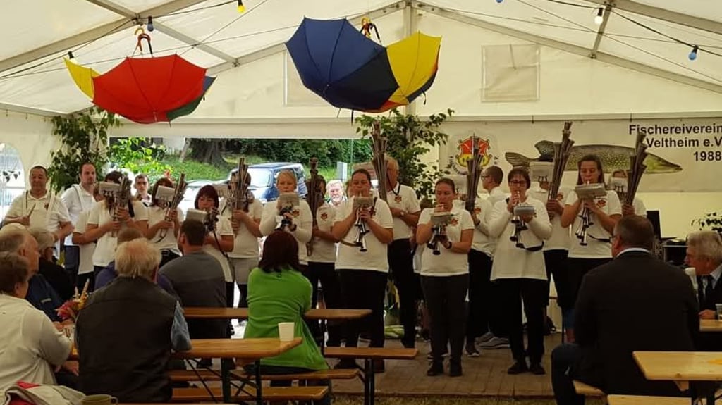 Traditioneller Höhepunkt im Auftrittsjahr der Schalmei ist das Teichfest in Veltheim.