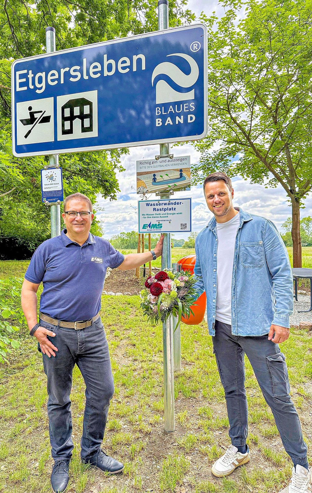 Der Bürgermeister der Gemeinde Börde-Hakel, Tim Heberling (r.), bedankte sich beim Kommunalmanager der Energie Mittelsachsen (EMS) GmbH , Frank Sieweck, mit einem Blumenstrauß für die Unterstützung des Unternehmens bei der Aufwertung des Wasserwander-Rastplatzes an der Bode in Etgersleben.