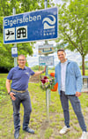 Der Bürgermeister der Gemeinde Börde-Hakel, Tim Heberling (r.), bedankte sich beim Kommunalmanager   der Energie Mittelsachsen (EMS) GmbH , Frank Sieweck,  mit einem Blumenstrauß für die Unterstützung des Unternehmens bei der Aufwertung des Wasserwander-Rastplatzes  an der Bode in Etgersleben. 