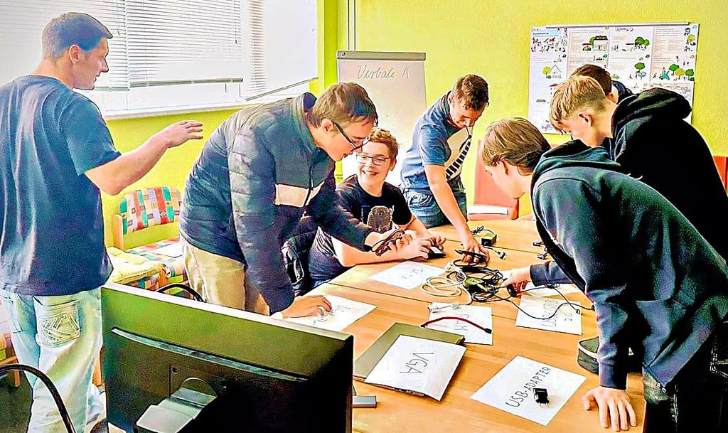 Der Digitalkurs mit Michael Wüst machte den Schülern der Gemeinschaftsschule in Staßfurt-Nord sichtlich Spaß.