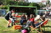  Aperol mit Saaleblick: Bequem im Liegestuhl sitzend, lassen es sich die Gäste an den neuen Saale-Terrassen gut gehen.