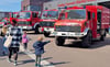 Die knallroten Fahrzeuge vor dem Eingang der Ortsfeuerwehr Bitterfeld machen so manchen kleinen Besucher neugierig. 