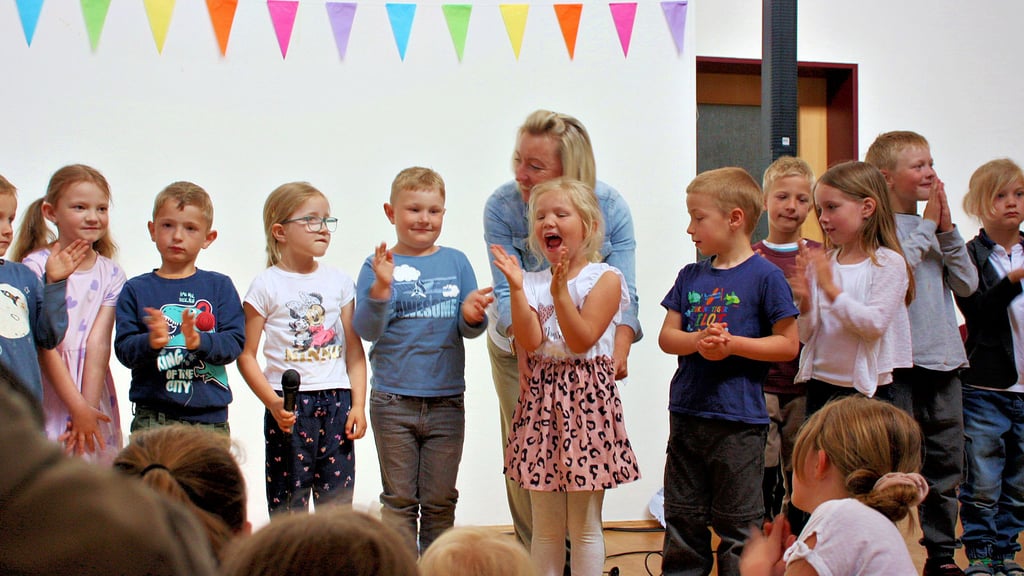 Die „Hasseler Feldmäuse“ haben sich und ihre Besucher beim Sommerfest mit einem Programm aus Musik, Tanz und Rätseln unterhalten.