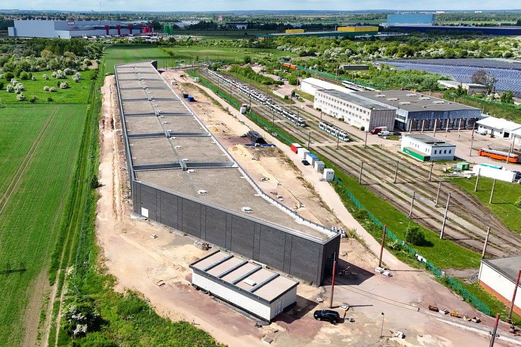 Die neue Abstellhalle der Magdeburger Verkehrsbetriebe (MVB) am Betriebshof Nord in Magdeburg-Rothensee.