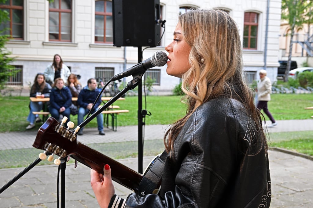 Hanna Rautzenberg gibt auf dem Schulhof des Stephaneums ein Schulhofkonzert.