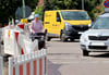 Der eingerichtete Fußgängerüberweg im Zuge der B1 Sanierung wird nicht genutzt. Statt dessen kürzen die Menschen ab - im laufenden Verkehr auf der Straße.