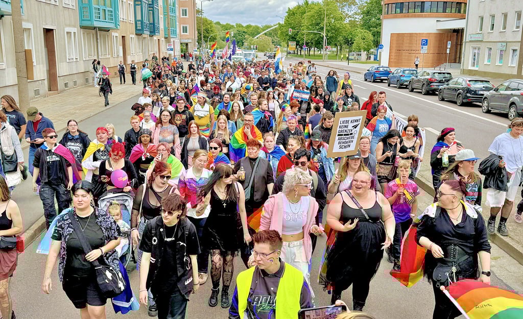 Die Teilnehmer des CSD demonstrierten mit Musik und Plakaten durch die Innenstadt.