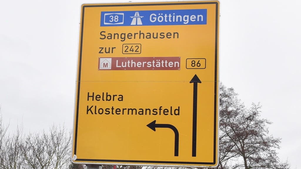 In den Städten Sangerhausen und Mansfeld beispielsweise sind die Schilder zum einheitlichen touristischen Leitsystem des Landkreises Mansfeld-Südharz schon errichtet worden.