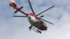 Ein Rettungshubschrauber bringt einen 30-jährigen Autofahrer schwer verletzt in ein Krankenhaus. (Symbolbild)