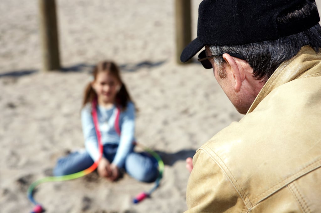 Ein Mann spricht auf einem Spielplatz ein kleines Mädchen (gestelltes Illustrationsfoto ). In Magdeburg kam es zu derartigen Vorfällen, die Eltern und Erzieher beunruhigen.