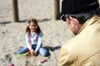 Ein Mann spricht auf einem Spielplatz ein kleines Mädchen (gestelltes Illustrationsfoto ). In Magdeburg kam es zu derartigen Vorfällen, die Eltern und Erzieher beunruhigen.