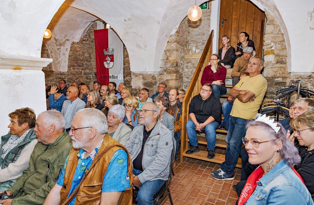 Da passte niemand mehr in den Gewölbekeller hinein. Mit dabei war auch die 7. Salzfee Julia Schellack (vorne rechts).