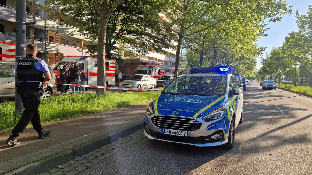 Nach dem Messerangriff in Halle-Neustadt mit drei Verletzten sperrten Polizisten den Tatort ab.