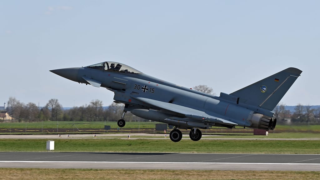 Auch über dem Harz donnern bald Jets in nur 76 Metern Höhe. (Archivbild)