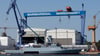 Die Warnowwerft in Rostock-Warnemünde ist seit 2022 einer von drei Standorten des Marinearsenals - dort werden Kriegsschiffe gewartet, repariert und gebaut. (Archivbild)