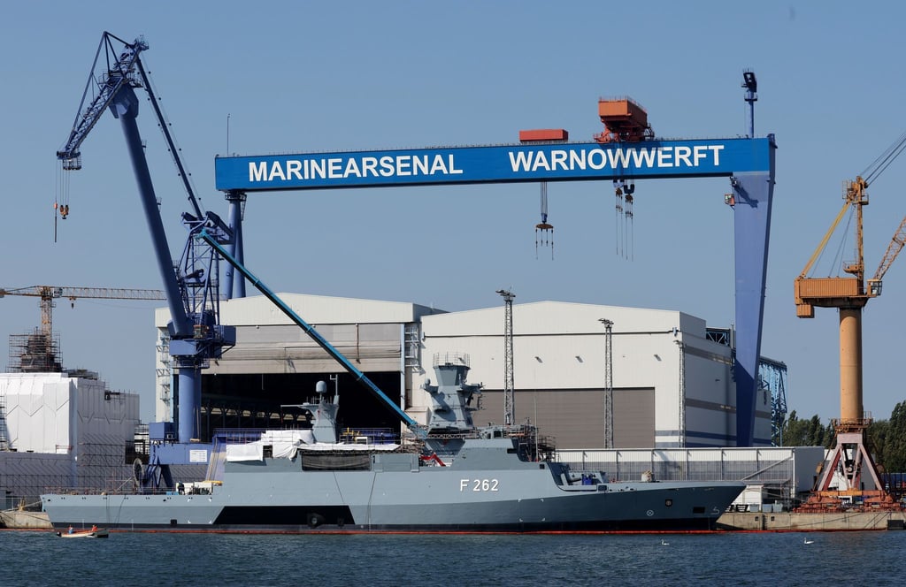 Die Warnowwerft in Rostock-Warnemünde ist seit 2022 einer von drei Standorten des Marinearsenals - dort werden Kriegsschiffe gewartet, repariert und gebaut. (Archivbild)