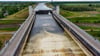 Wasser strömt wieder in die Trogbrücke.