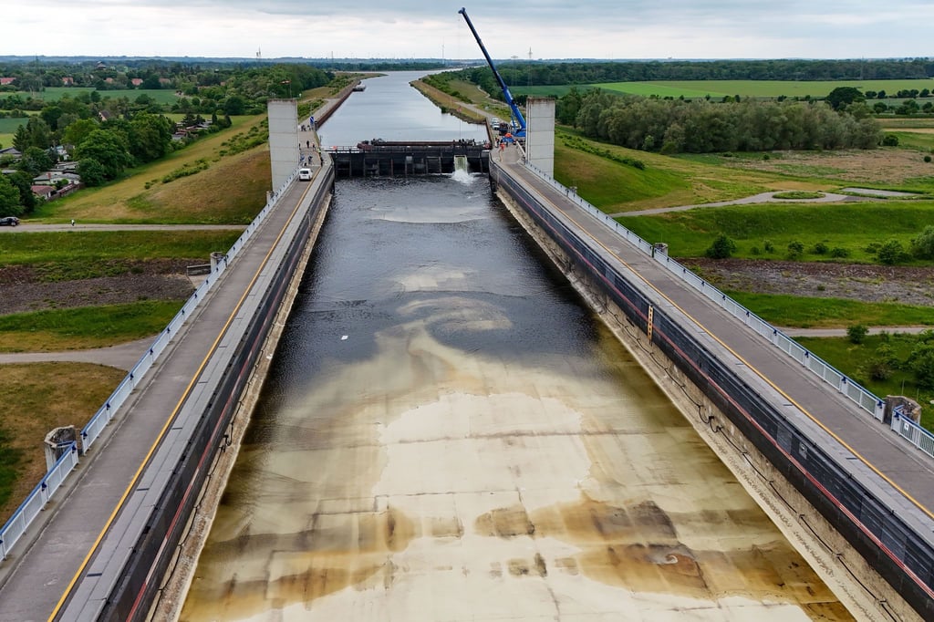 Wasser strömt wieder in die Trogbrücke.