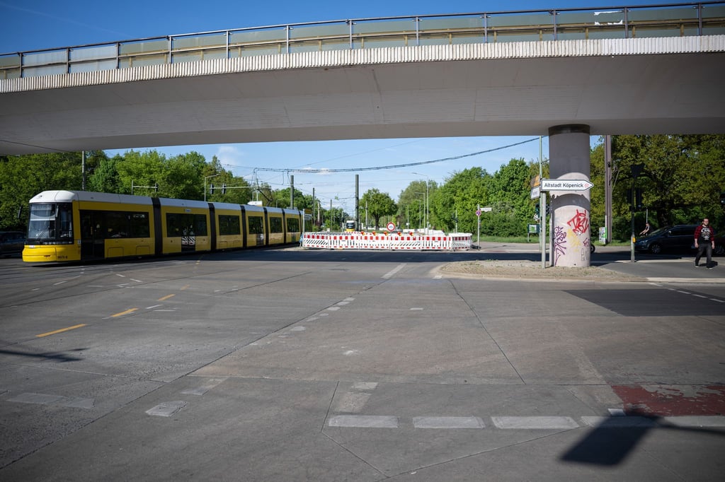 Auch der Bereich unter der Brücke an der Wuhlheide ist für den Verkehr gesperrt. (Archivbild)